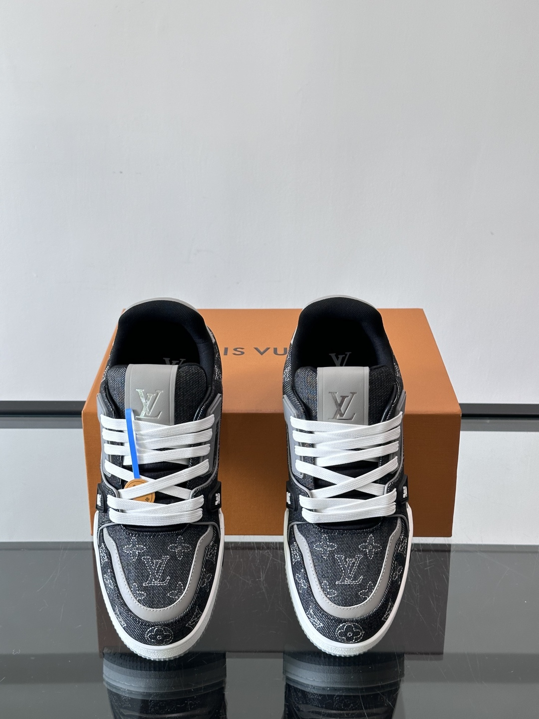 LV Trainer牛仔刺绣运动鞋，深蓝牛仔布+经典Monogram老花，低调又有辨识度✨。鞋面刺绣细节