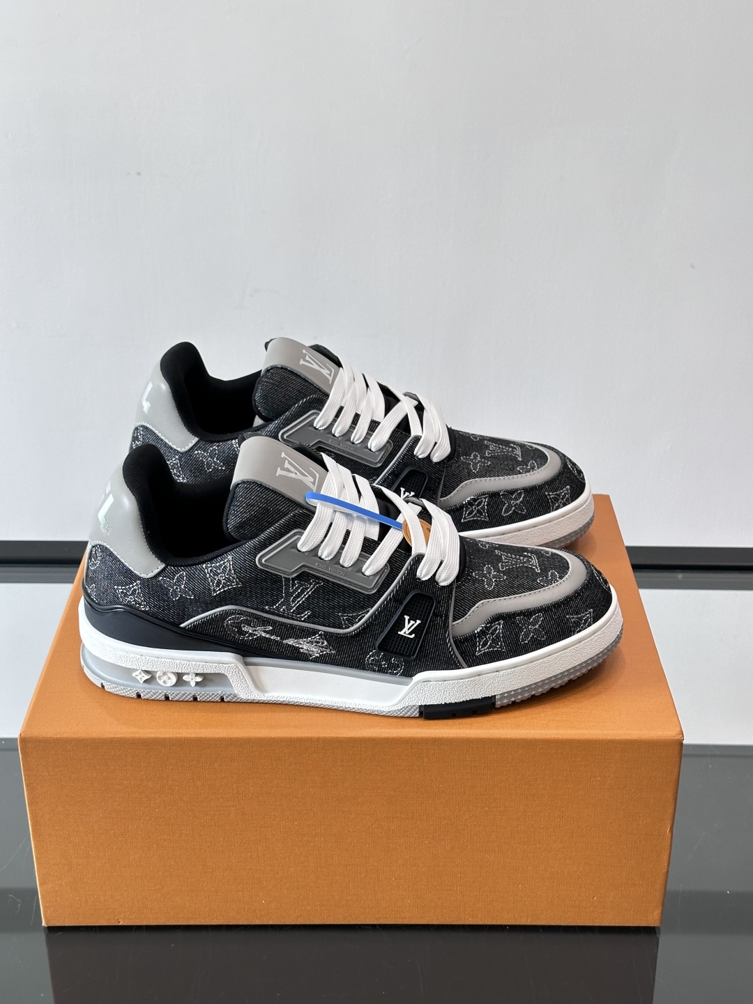 LV Trainer牛仔刺绣运动鞋，深蓝牛仔布+经典Monogram老花，低调又有辨识度✨。鞋面刺绣细节