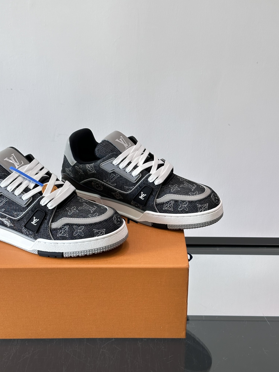 LV Trainer牛仔刺绣运动鞋，深蓝牛仔布+经典Monogram老花，低调又有辨识度✨。鞋面刺绣细节