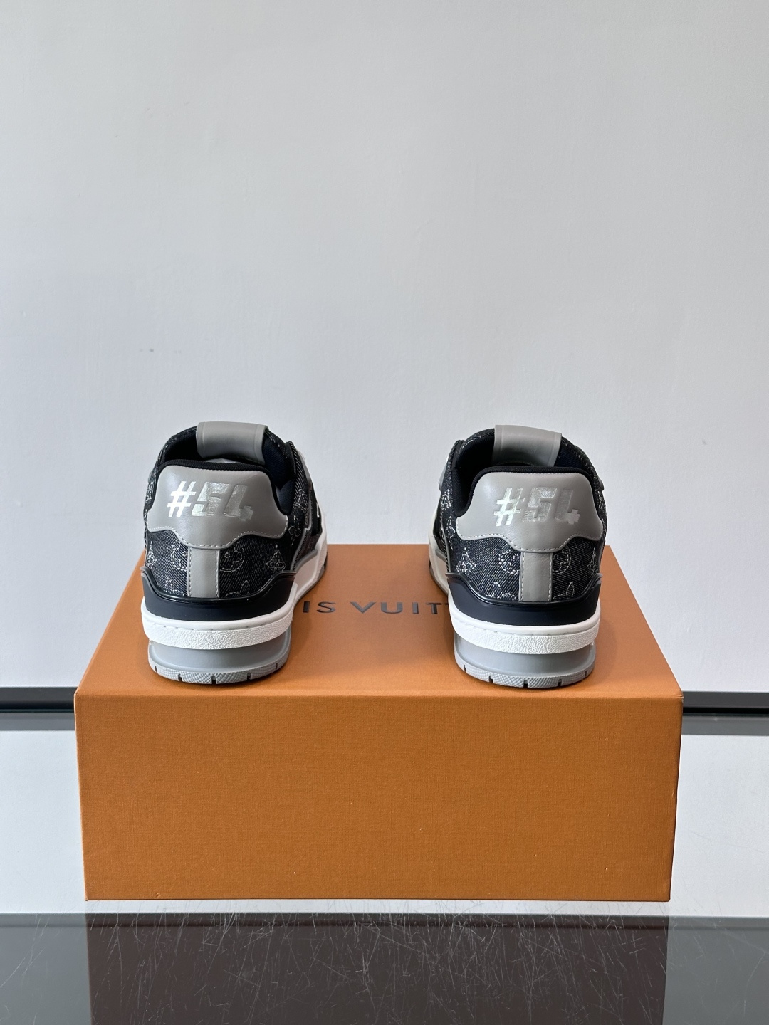 LV Trainer牛仔刺绣运动鞋，深蓝牛仔布+经典Monogram老花，低调又有辨识度✨。鞋面刺绣细节