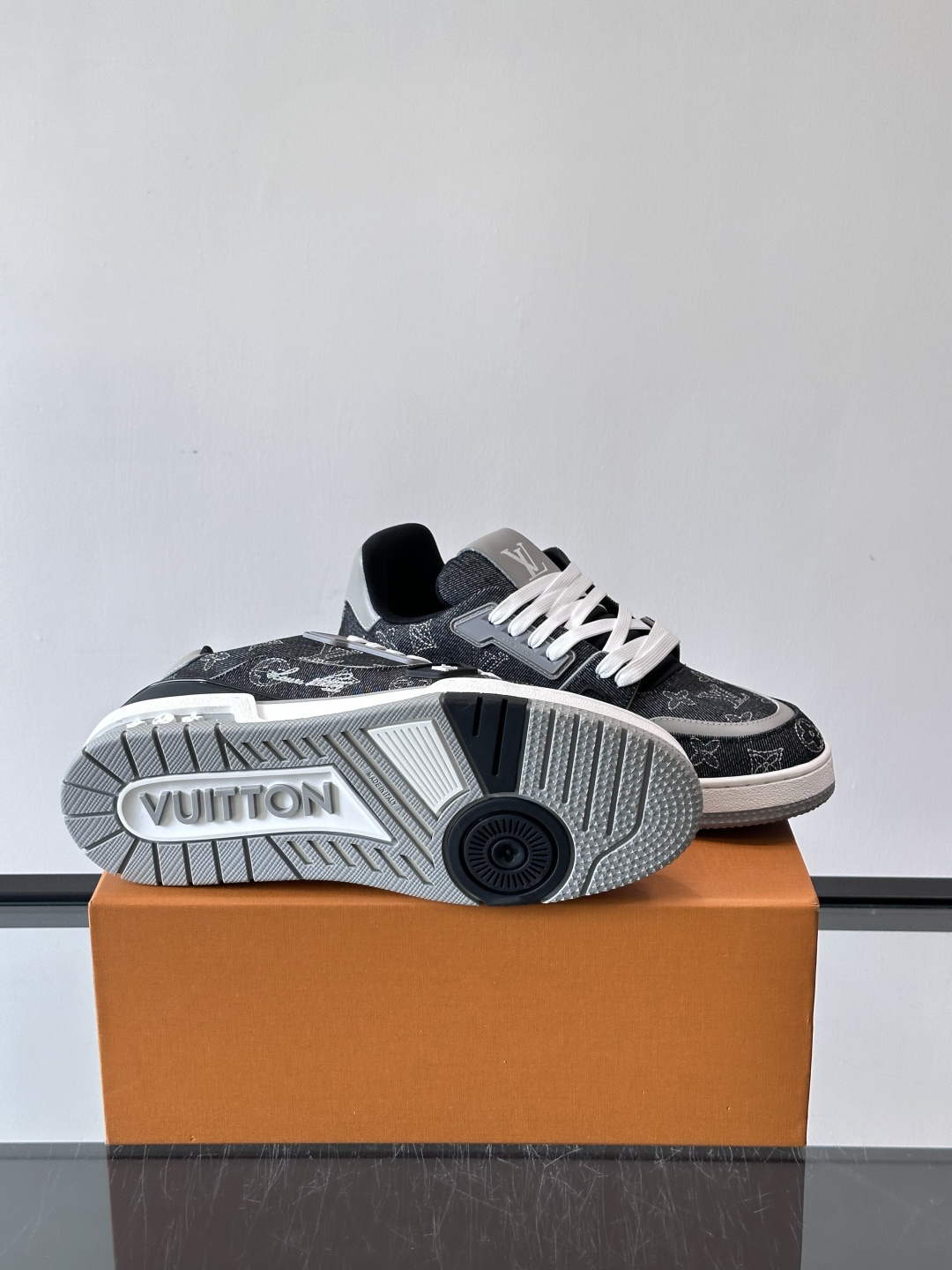 LV Trainer牛仔刺绣运动鞋，深蓝牛仔布+经典Monogram老花，低调又有辨识度✨。鞋面刺绣细节