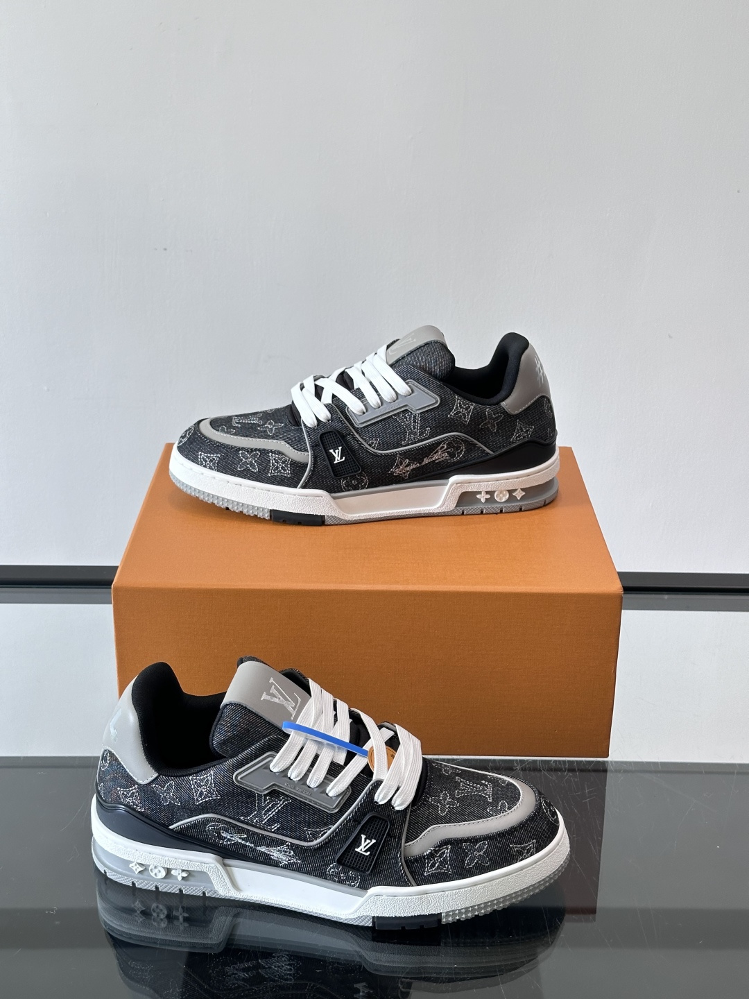 LV Trainer牛仔刺绣运动鞋，深蓝牛仔布+经典Monogram老花，低调又有辨识度✨。鞋面刺绣细节