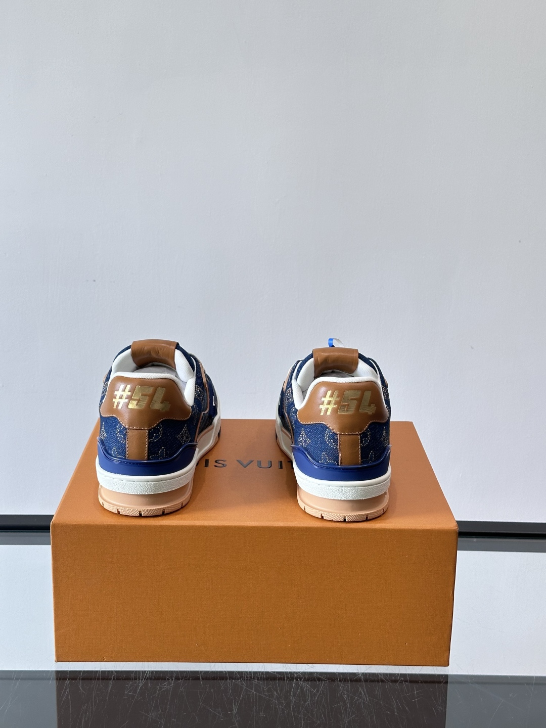 LV Trainer牛仔刺绣运动鞋，深蓝牛仔布+经典Monogram老花，低调又有辨识度✨。鞋面刺绣细节