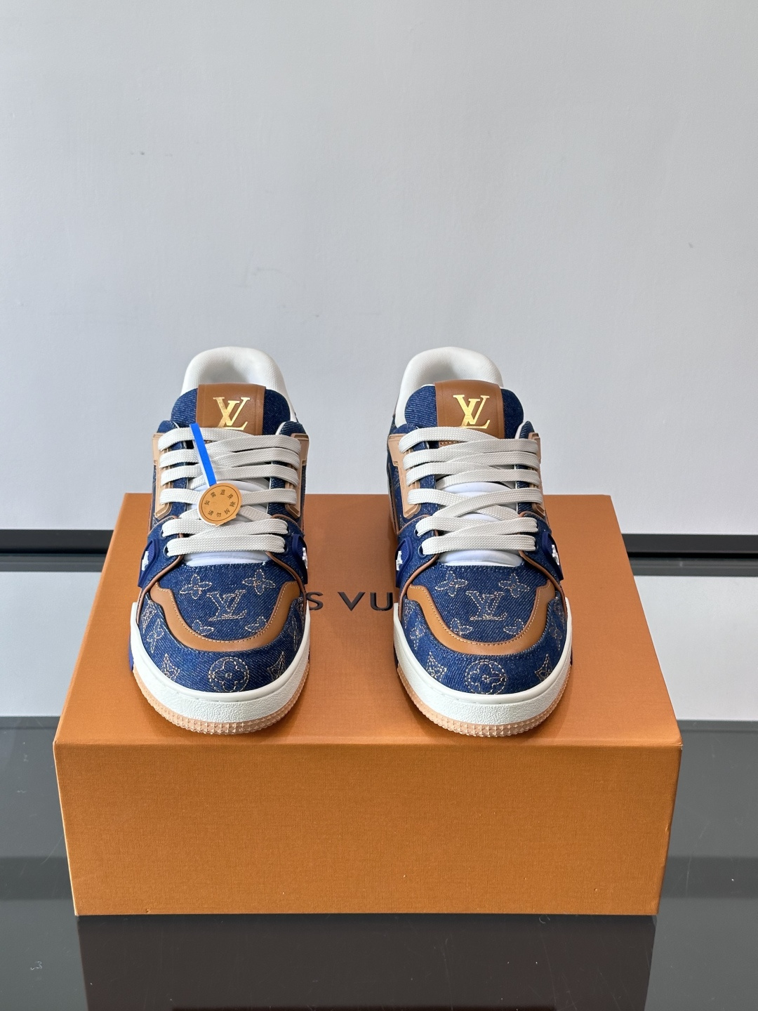 LV Trainer牛仔刺绣运动鞋，深蓝牛仔布+经典Monogram老花，低调又有辨识度✨。鞋面刺绣细节
