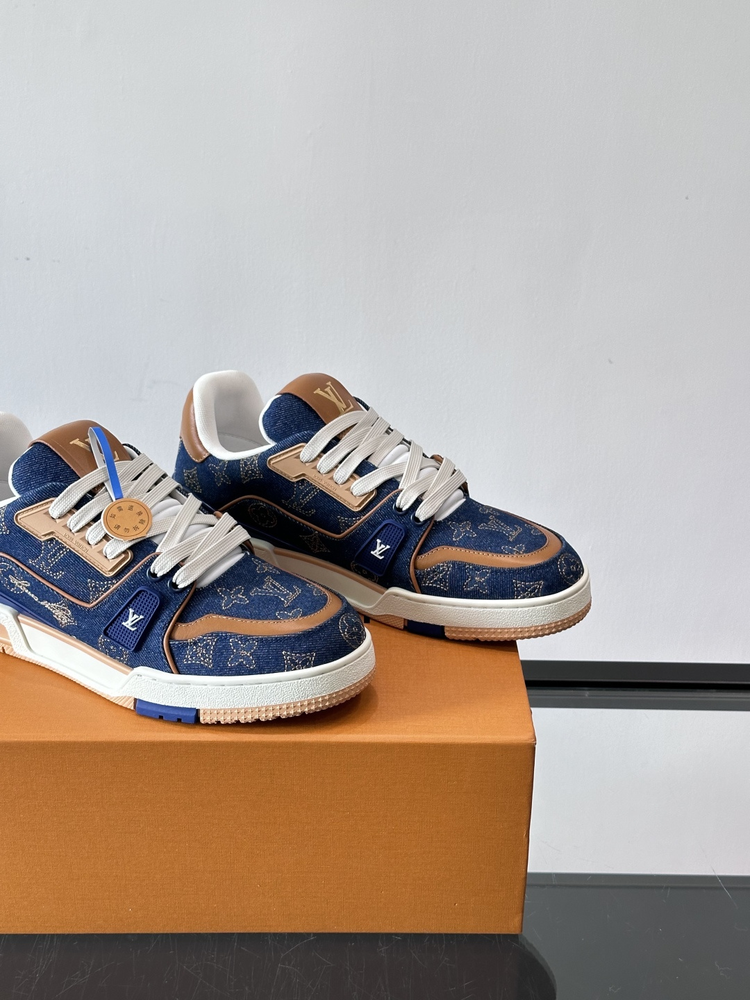 LV Trainer牛仔刺绣运动鞋，深蓝牛仔布+经典Monogram老花，低调又有辨识度✨。鞋面刺绣细节