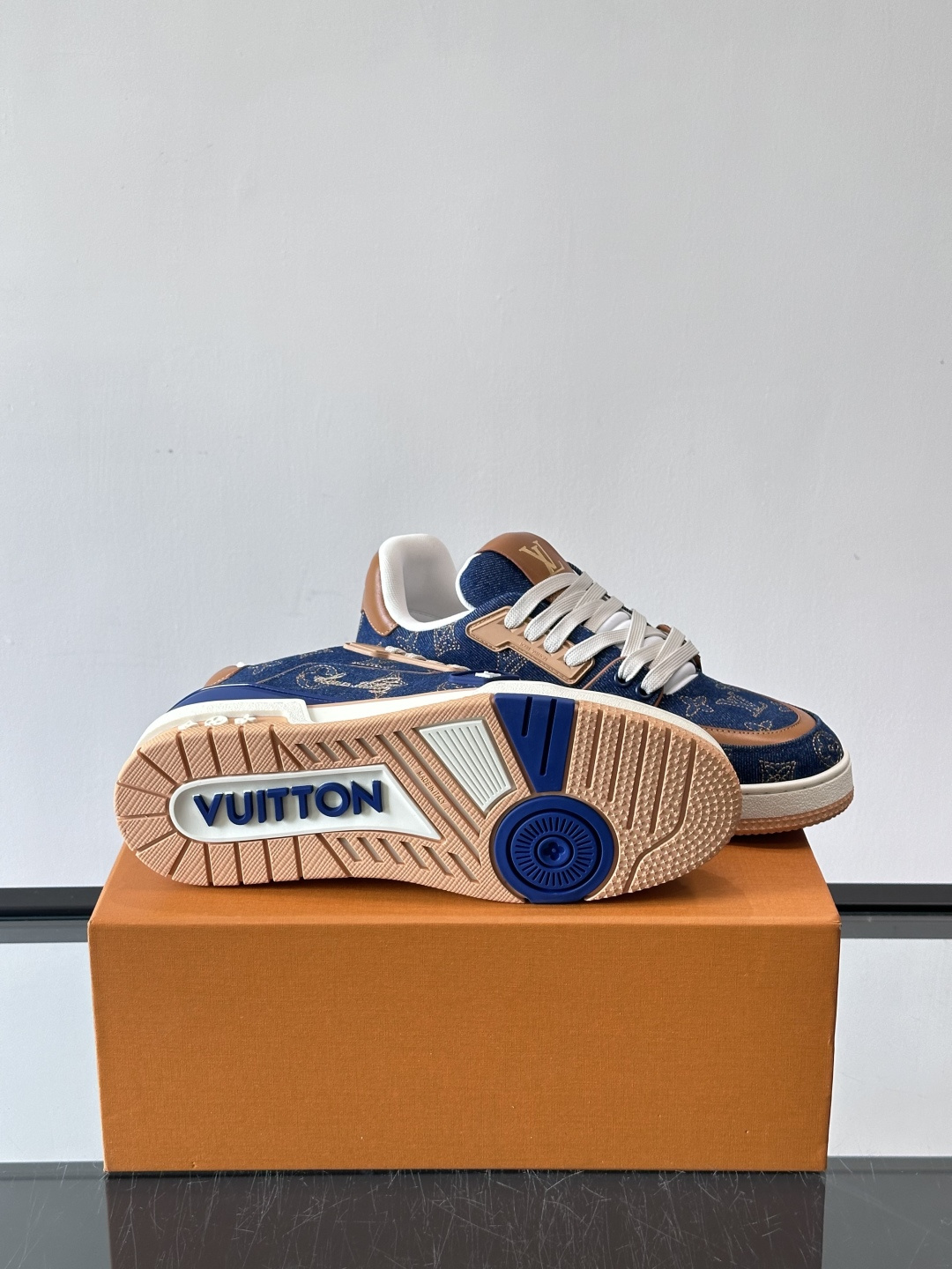 LV Trainer牛仔刺绣运动鞋，深蓝牛仔布+经典Monogram老花，低调又有辨识度✨。鞋面刺绣细节