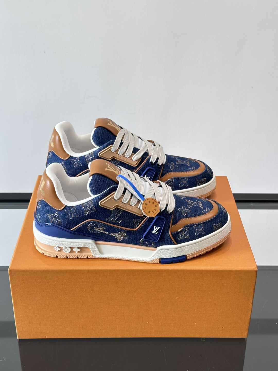 LV Trainer牛仔刺绣运动鞋，深蓝牛仔布+经典Monogram老花，低调又有辨识度✨。鞋面刺绣细节