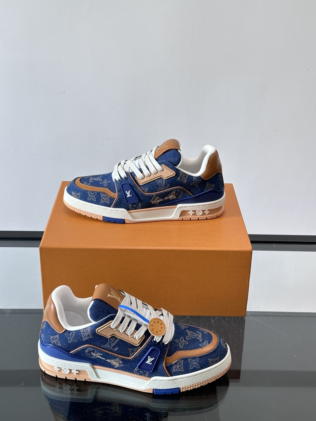 LV Trainer牛仔刺绣运动鞋，深蓝牛仔布+经典Monogram老花，低调又有辨识度✨。鞋面刺绣细节
