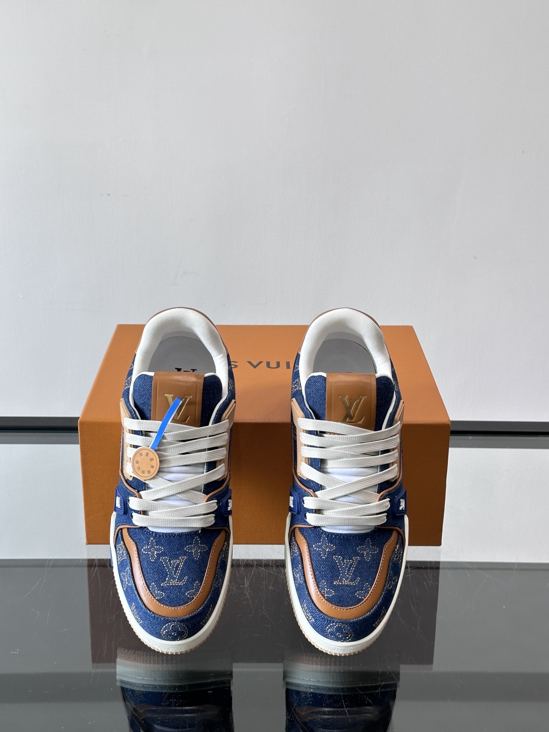 LV Trainer牛仔刺绣运动鞋，深蓝牛仔布+经典Monogram老花，低调又有辨识度✨。鞋面刺绣细节