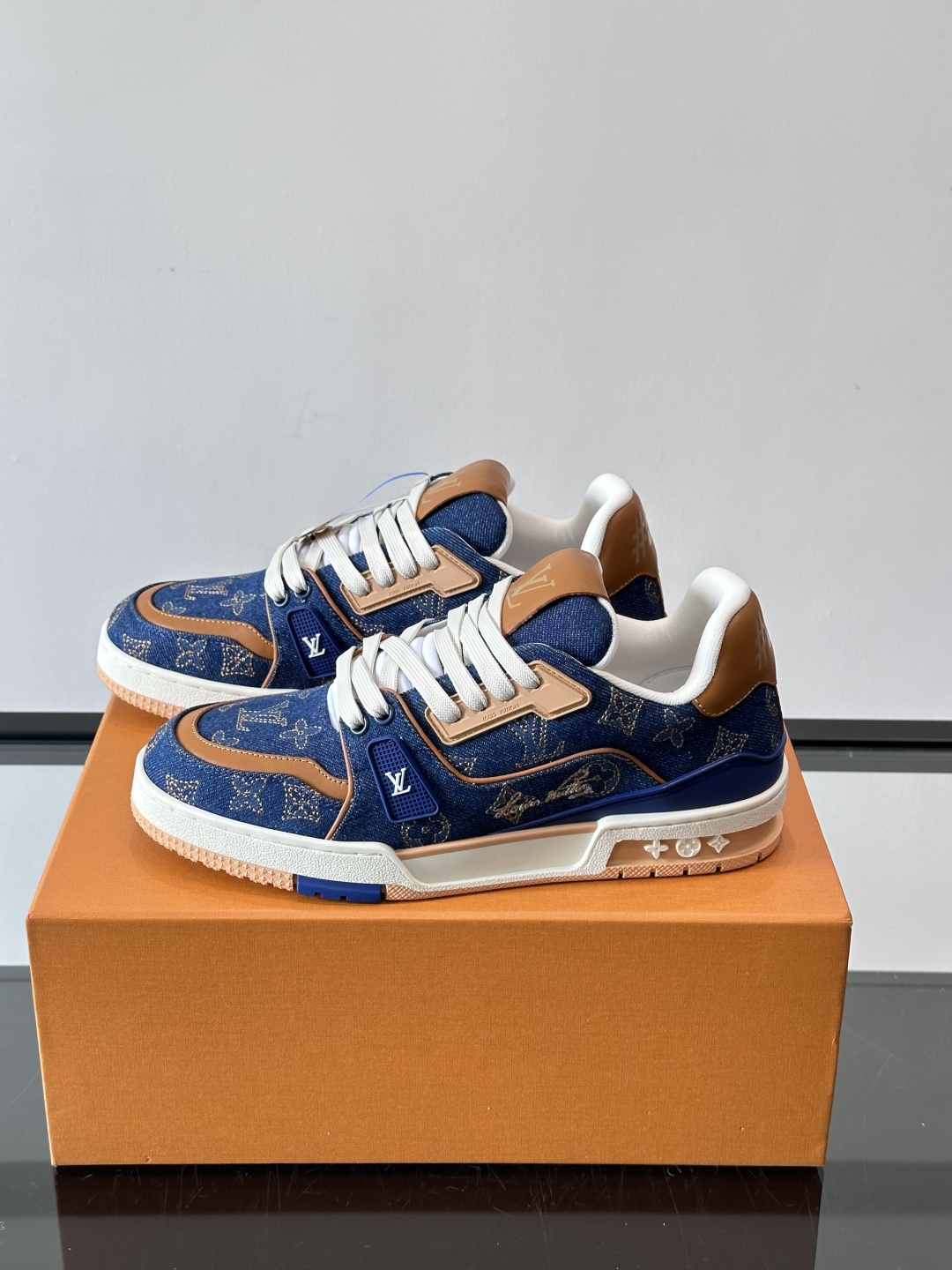 LV Trainer牛仔刺绣运动鞋，深蓝牛仔布+经典Monogram老花，低调又有辨识度✨。鞋面刺绣细节