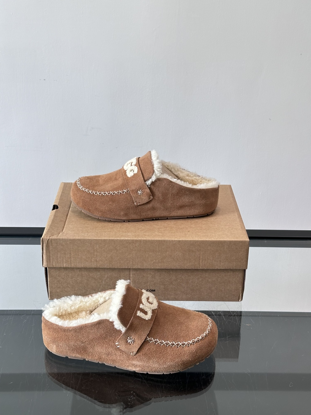 UGG 25澳洲版刺绣半拖鞋，沙色麂皮+毛茸茸刺绣Logo，细节满分✨。内里厚羊毛，保暖力超强，冬天穿超