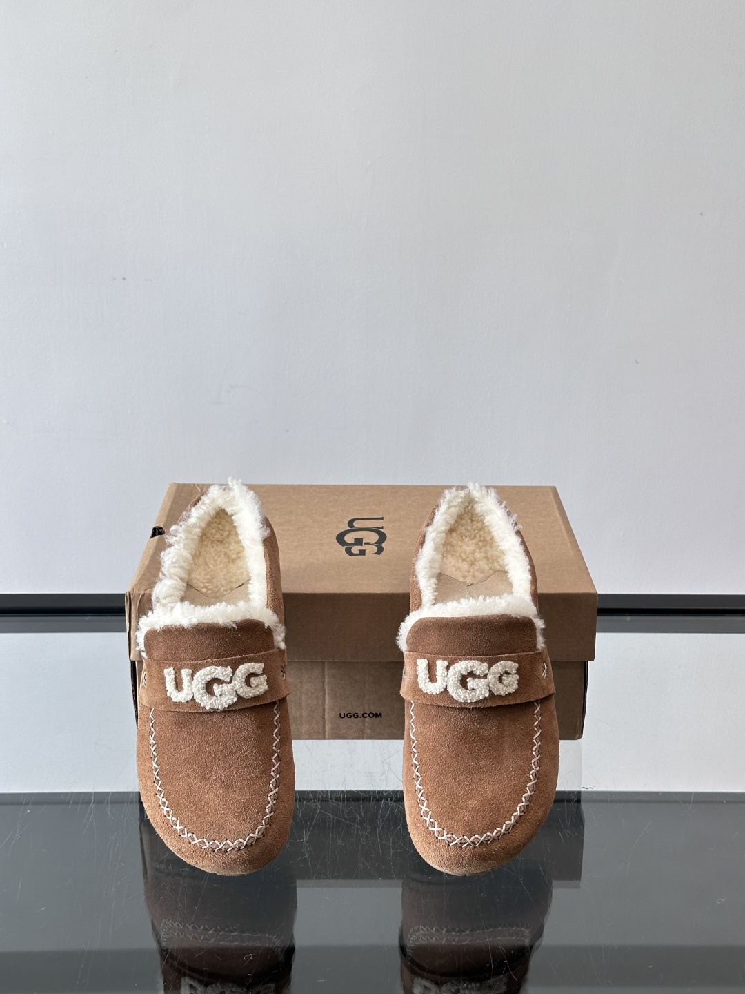 UGG 25澳洲版刺绣半拖鞋，沙色麂皮+毛茸茸刺绣Logo，细节满分✨。内里厚羊毛，保暖力超强，冬天穿超