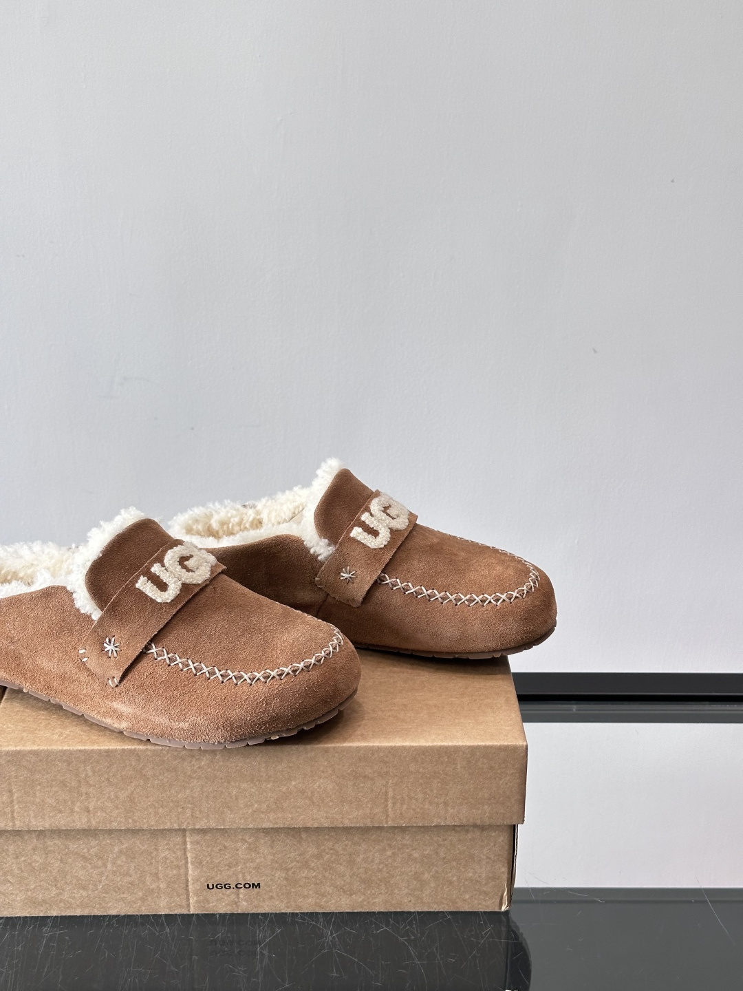 UGG 25澳洲版刺绣半拖鞋，沙色麂皮+毛茸茸刺绣Logo，细节满分✨。内里厚羊毛，保暖力超强，冬天穿超