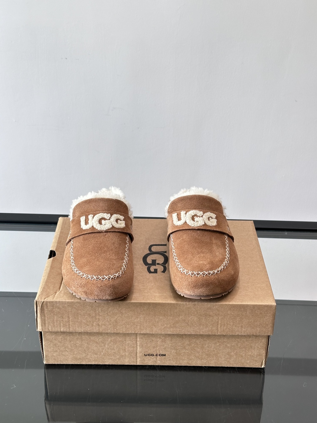 UGG 25澳洲版刺绣半拖鞋，沙色麂皮+毛茸茸刺绣Logo，细节满分✨。内里厚羊毛，保暖力超强，冬天穿超