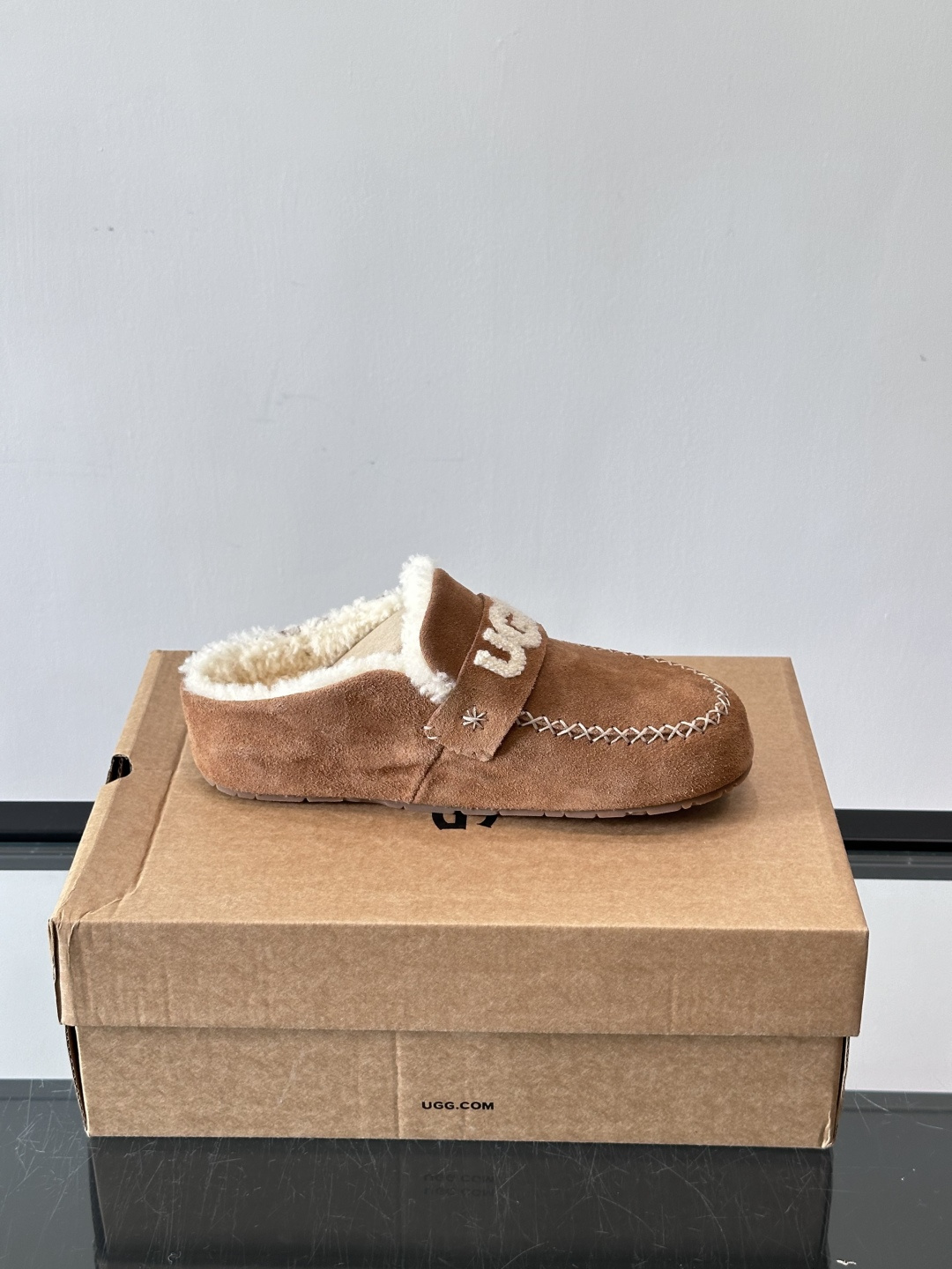 UGG 25澳洲版刺绣半拖鞋，沙色麂皮+毛茸茸刺绣Logo，细节满分✨。内里厚羊毛，保暖力超强，冬天穿超