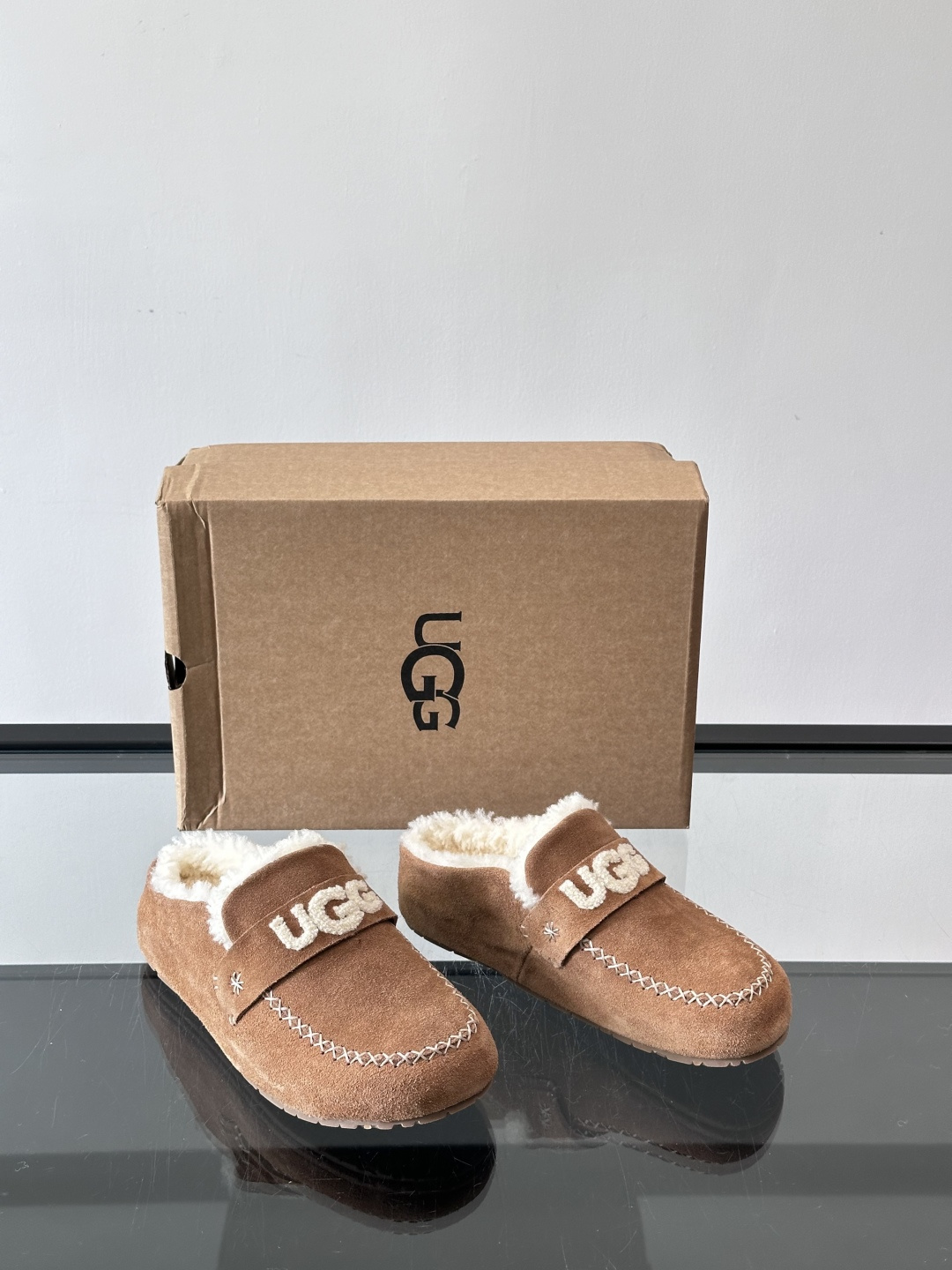 UGG 25澳洲版刺绣半拖鞋，沙色麂皮+毛茸茸刺绣Logo，细节满分✨。内里厚羊毛，保暖力超强，冬天穿超