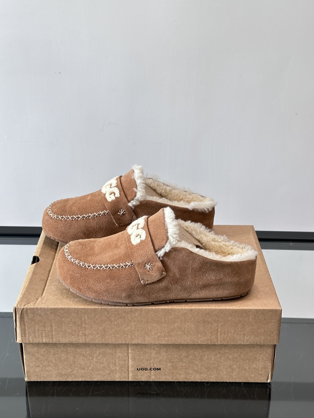 UGG 25澳洲版刺绣半拖鞋，沙色麂皮+毛茸茸刺绣Logo，细节满分✨。内里厚羊毛，保暖力超强，冬天穿超