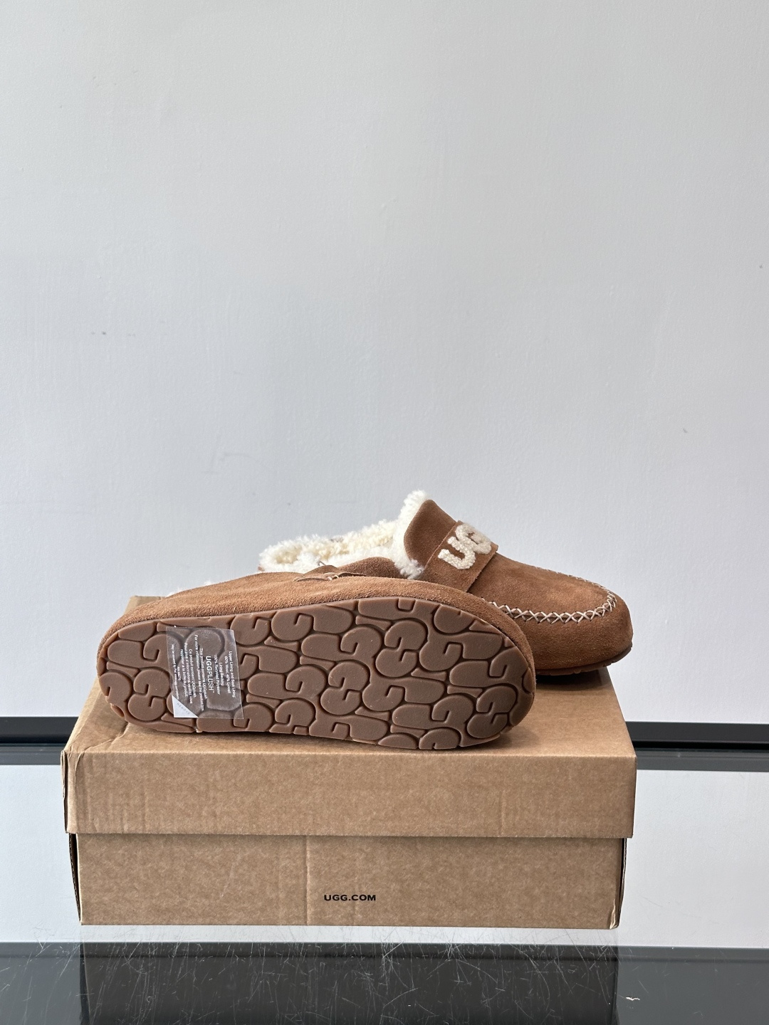 UGG 25澳洲版刺绣半拖鞋，沙色麂皮+毛茸茸刺绣Logo，细节满分✨。内里厚羊毛，保暖力超强，冬天穿超