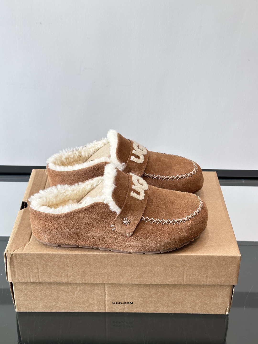 UGG 25澳洲版刺绣半拖鞋，沙色麂皮+毛茸茸刺绣Logo，细节满分✨。内里厚羊毛，保暖力超强，冬天穿超