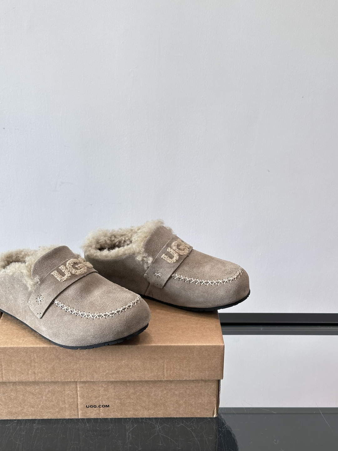 UGG 25澳洲版刺绣半拖鞋，沙色麂皮+毛茸茸刺绣Logo，细节满分✨。内里厚羊毛，保暖力超强，冬天穿超