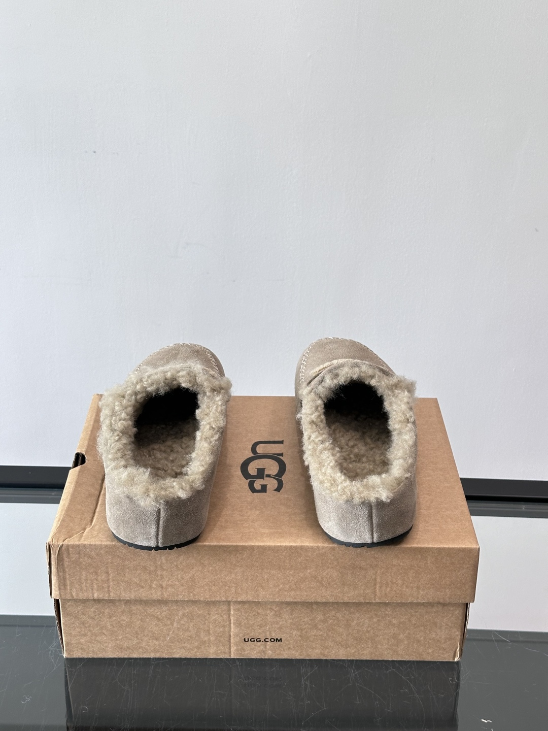 UGG 25澳洲版刺绣半拖鞋，沙色麂皮+毛茸茸刺绣Logo，细节满分✨。内里厚羊毛，保暖力超强，冬天穿超