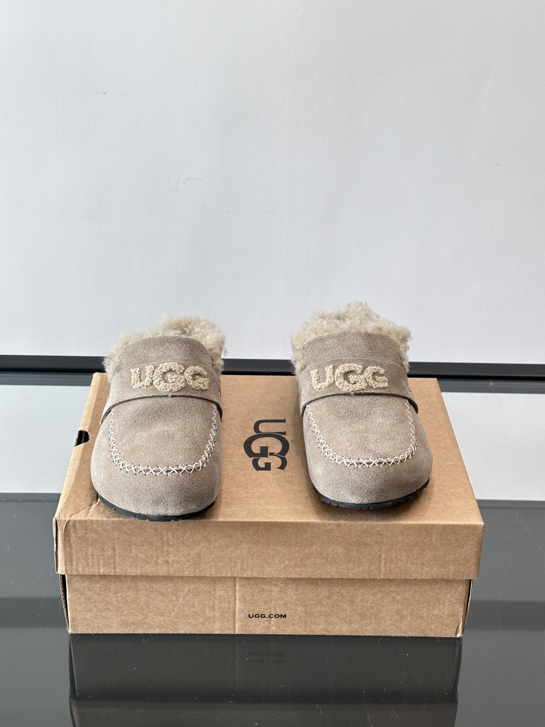 UGG 25澳洲版刺绣半拖鞋，沙色麂皮+毛茸茸刺绣Logo，细节满分✨。内里厚羊毛，保暖力超强，冬天穿超