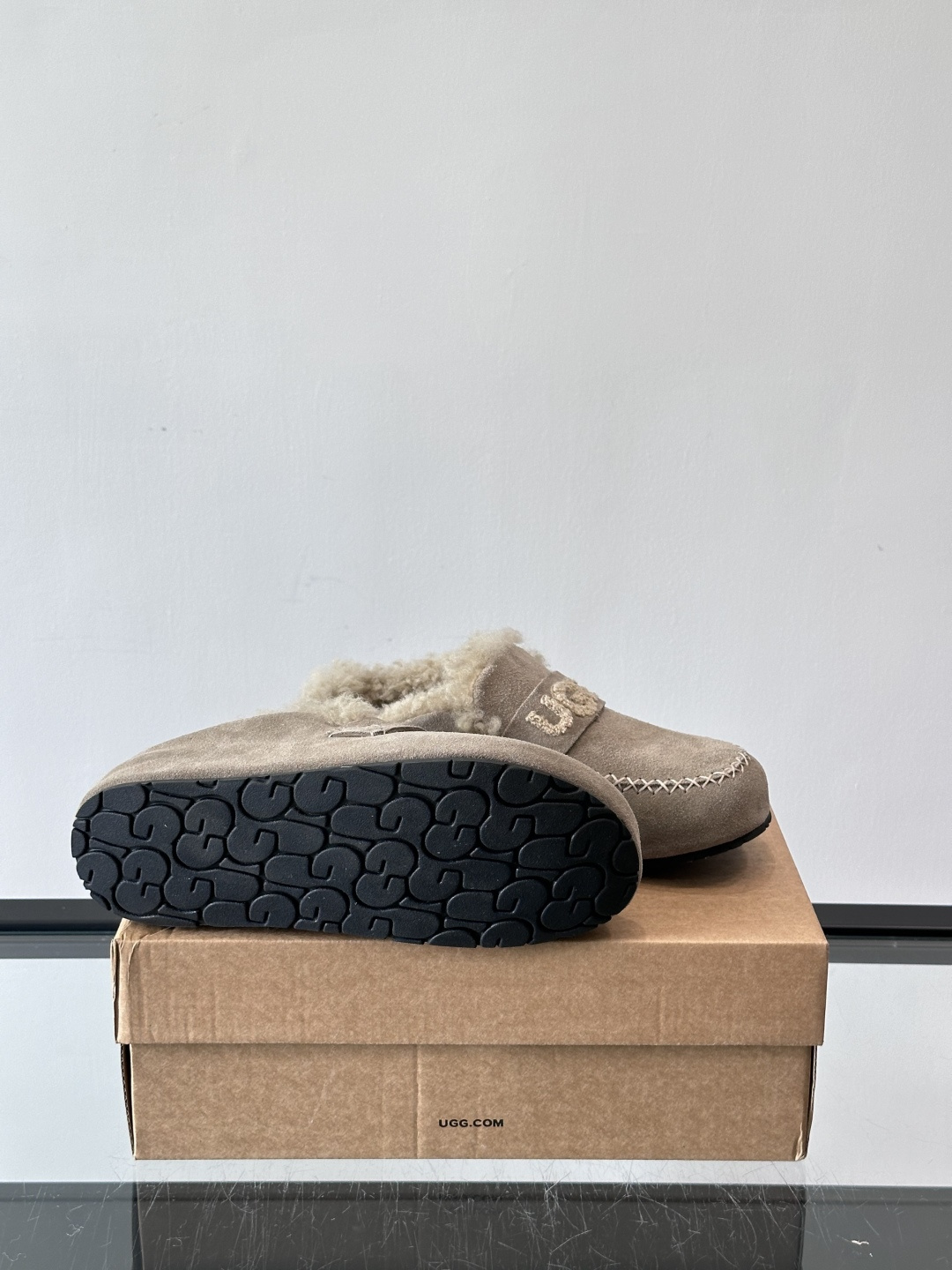 UGG 25澳洲版刺绣半拖鞋，沙色麂皮+毛茸茸刺绣Logo，细节满分✨。内里厚羊毛，保暖力超强，冬天穿超