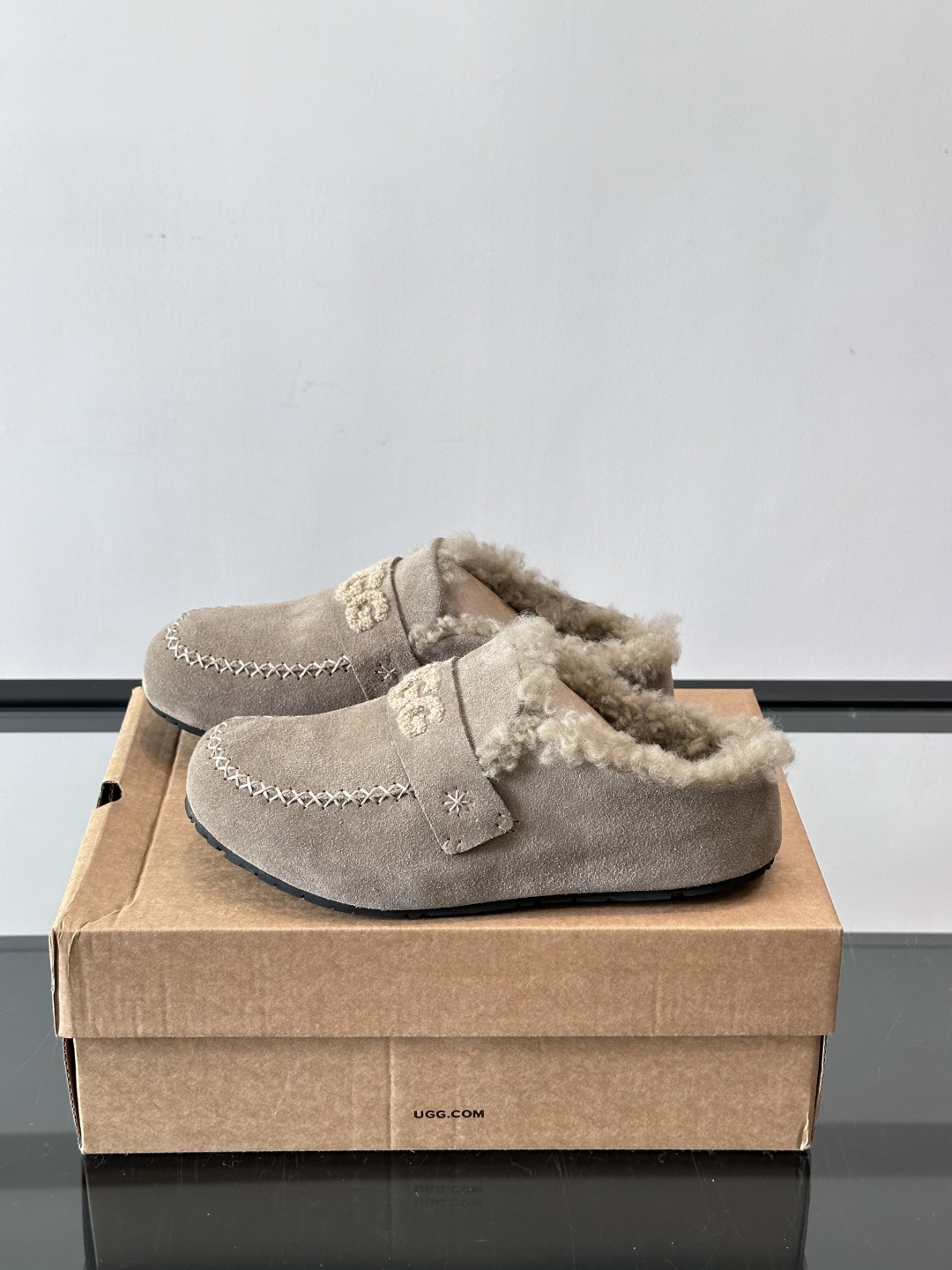 UGG 25澳洲版刺绣半拖鞋，沙色麂皮+毛茸茸刺绣Logo，细节满分✨。内里厚羊毛，保暖力超强，冬天穿超