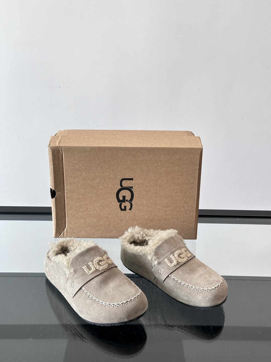 UGG 25澳洲版刺绣半拖鞋，沙色麂皮+毛茸茸刺绣Logo，细节满分✨。内里厚羊毛，保暖力超强，冬天穿超