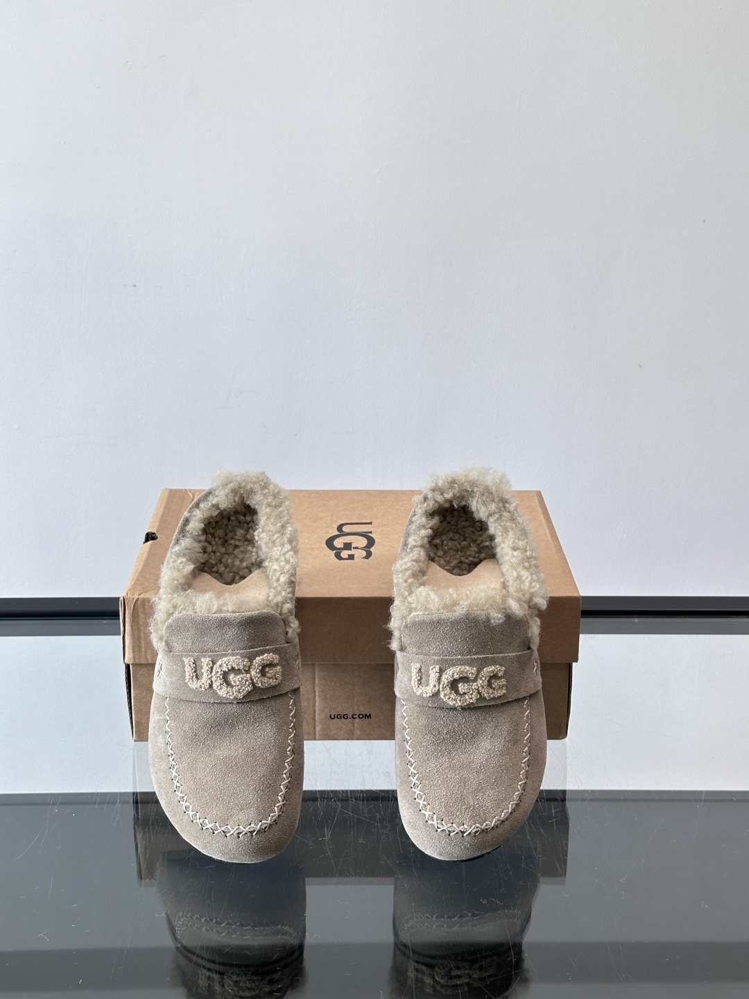 UGG 25澳洲版刺绣半拖鞋，沙色麂皮+毛茸茸刺绣Logo，细节满分✨。内里厚羊毛，保暖力超强，冬天穿超