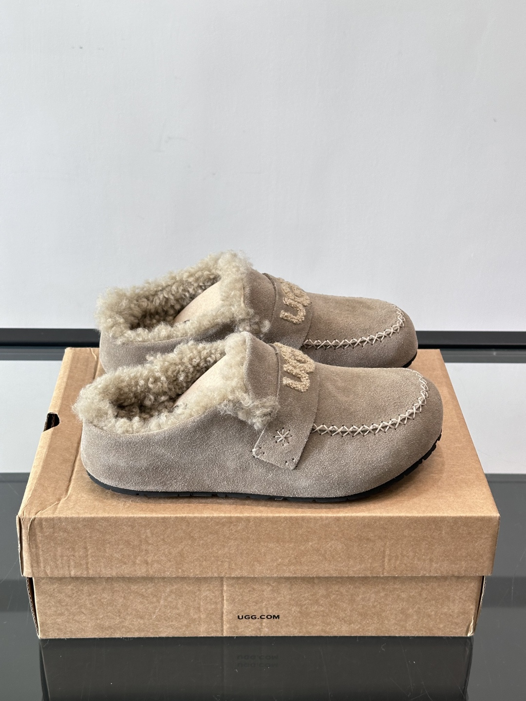 UGG 25澳洲版刺绣半拖鞋，沙色麂皮+毛茸茸刺绣Logo，细节满分✨。内里厚羊毛，保暖力超强，冬天穿超