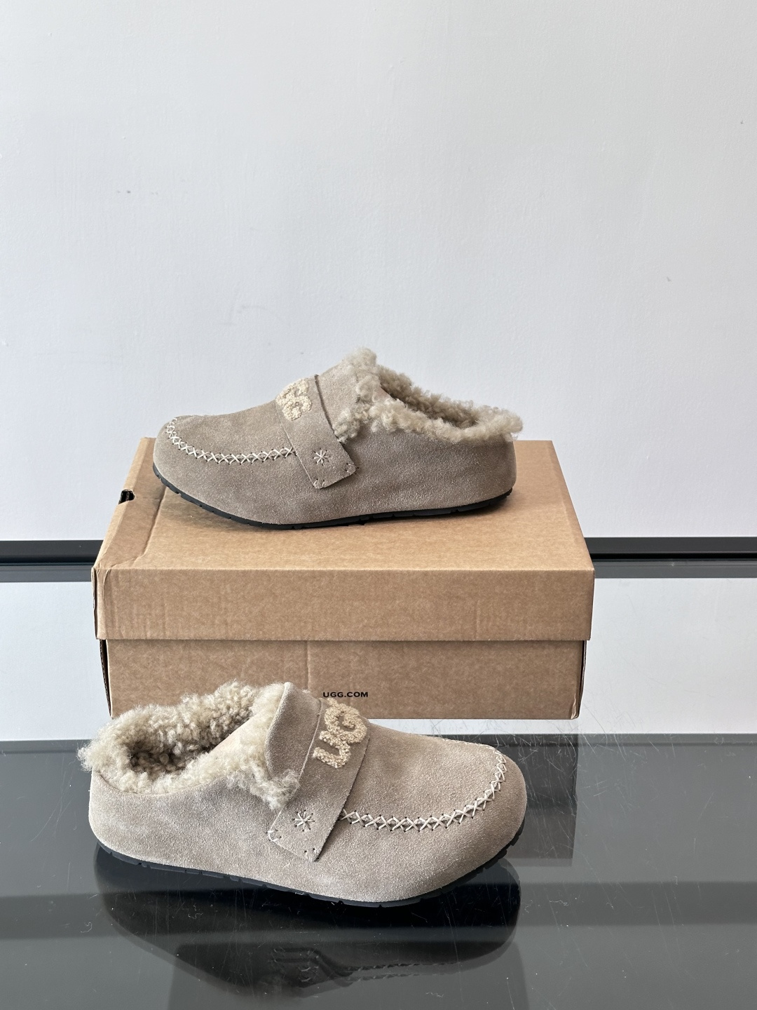UGG 25澳洲版刺绣半拖鞋，沙色麂皮+毛茸茸刺绣Logo，细节满分✨。内里厚羊毛，保暖力超强，冬天穿超