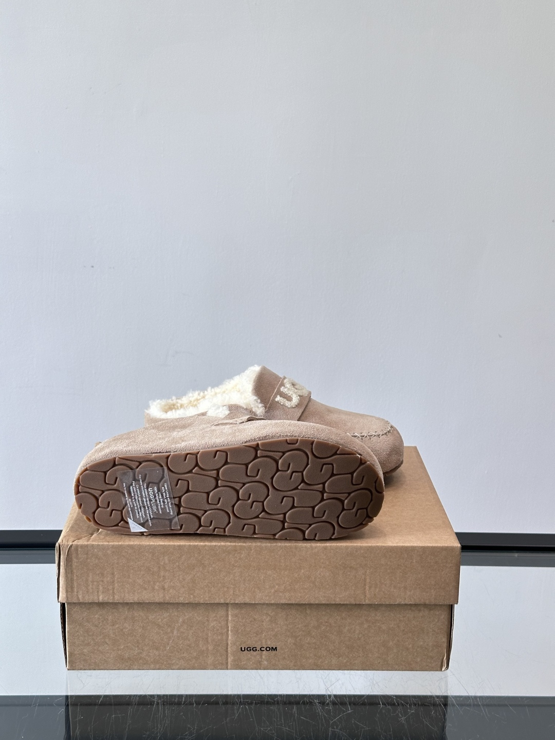 UGG 25澳洲版刺绣半拖鞋，沙色麂皮+毛茸茸刺绣Logo，细节满分✨。内里厚羊毛，保暖力超强，冬天穿超