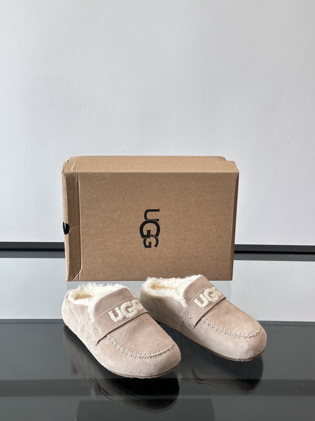 UGG 25澳洲版刺绣半拖鞋，沙色麂皮+毛茸茸刺绣Logo，细节满分✨。内里厚羊毛，保暖力超强，冬天穿超