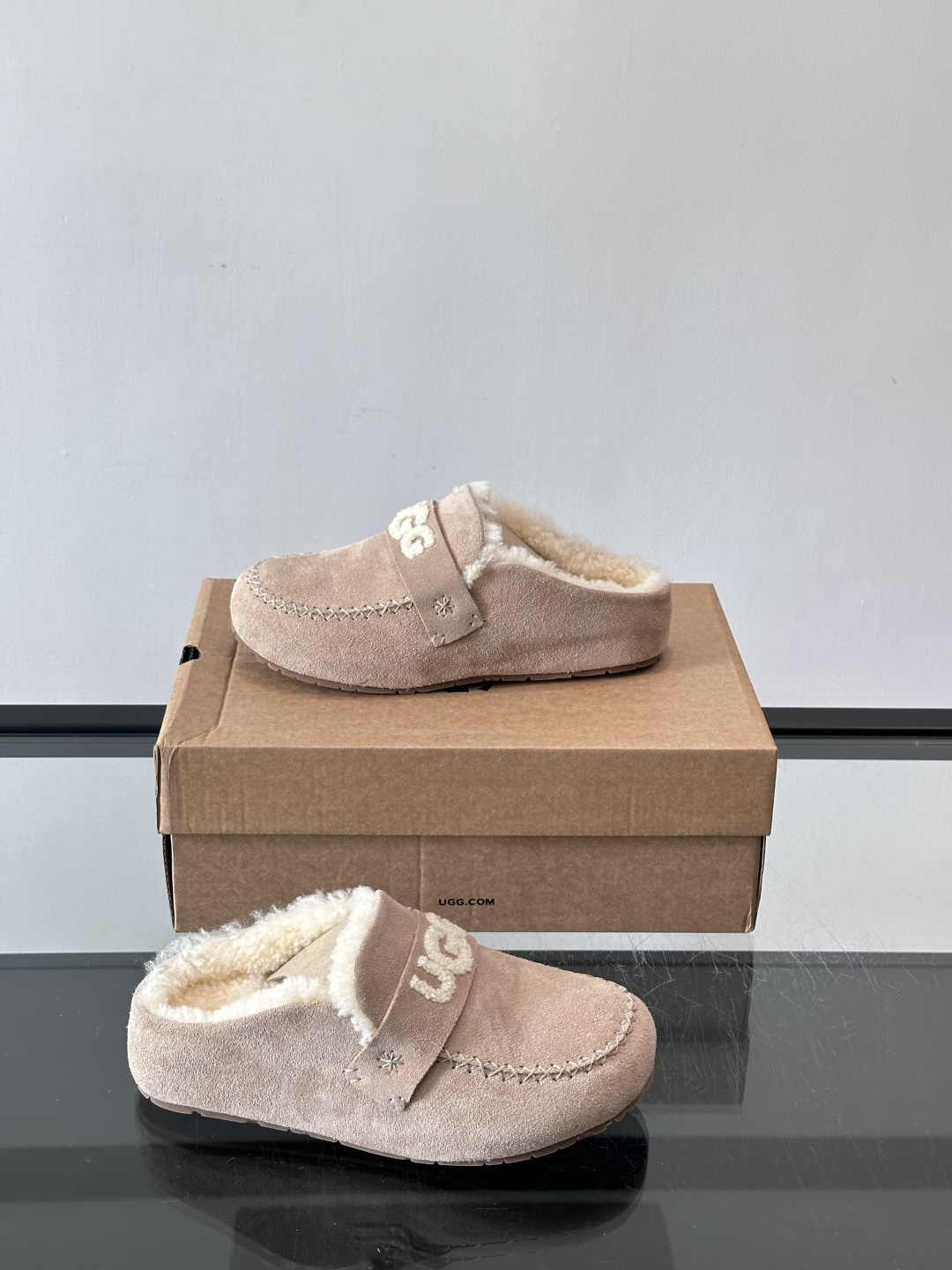 UGG 25澳洲版刺绣半拖鞋，沙色麂皮+毛茸茸刺绣Logo，细节满分✨。内里厚羊毛，保暖力超强，冬天穿超