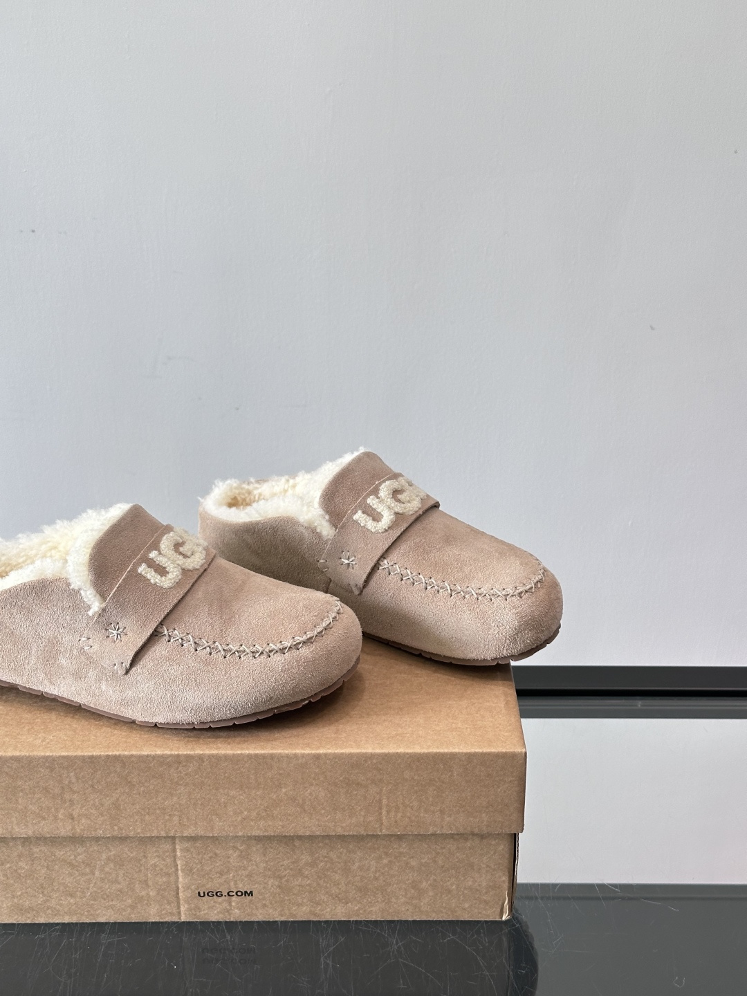 UGG 25澳洲版刺绣半拖鞋，沙色麂皮+毛茸茸刺绣Logo，细节满分✨。内里厚羊毛，保暖力超强，冬天穿超