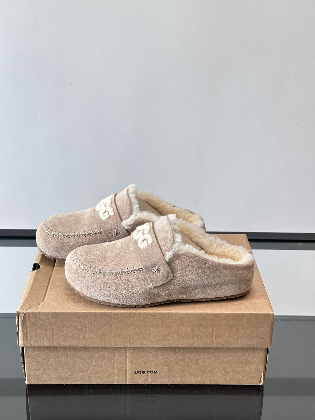 UGG 25澳洲版刺绣半拖鞋，沙色麂皮+毛茸茸刺绣Logo，细节满分✨。内里厚羊毛，保暖力超强，冬天穿超