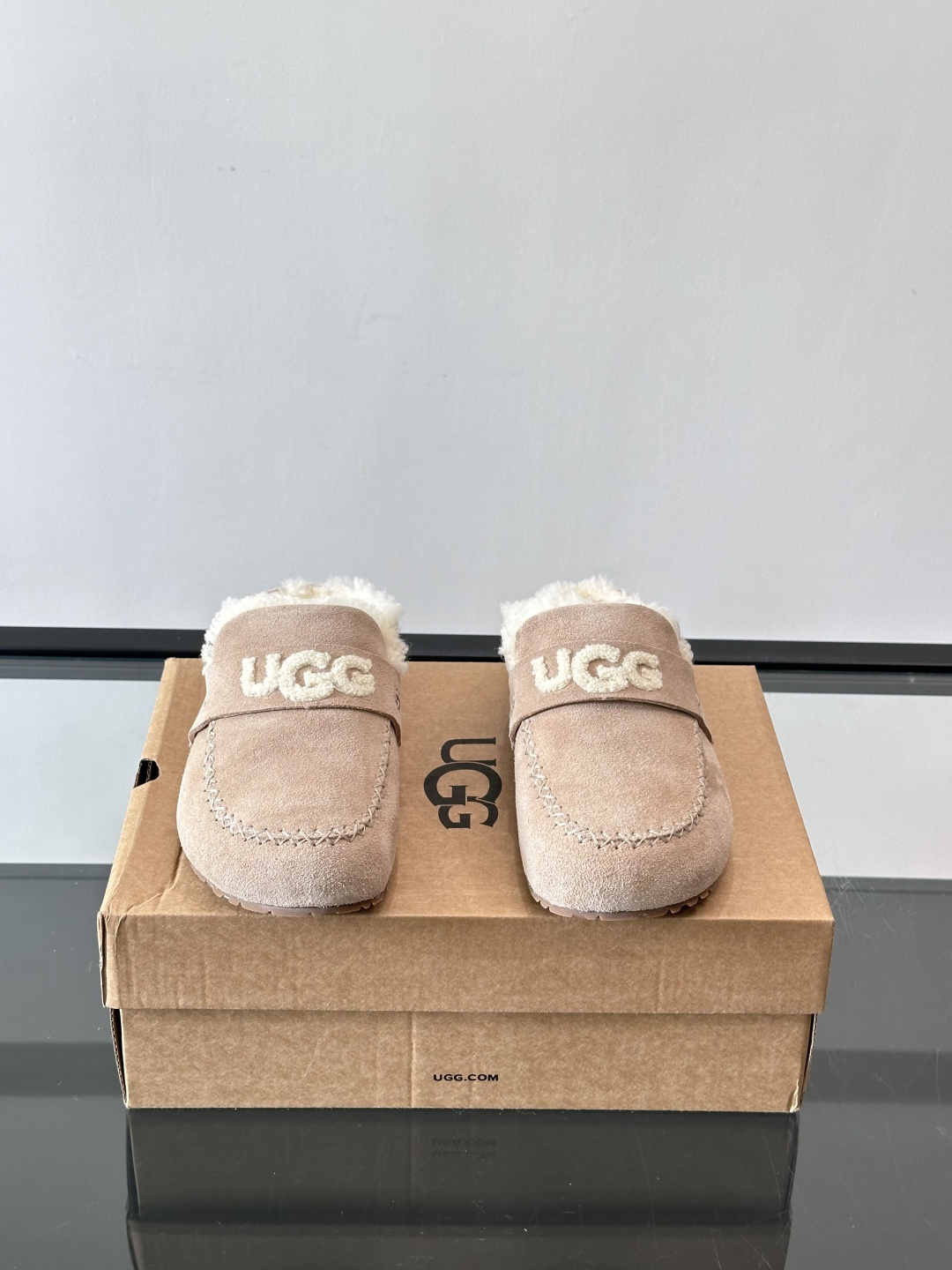 UGG 25澳洲版刺绣半拖鞋，沙色麂皮+毛茸茸刺绣Logo，细节满分✨。内里厚羊毛，保暖力超强，冬天穿超