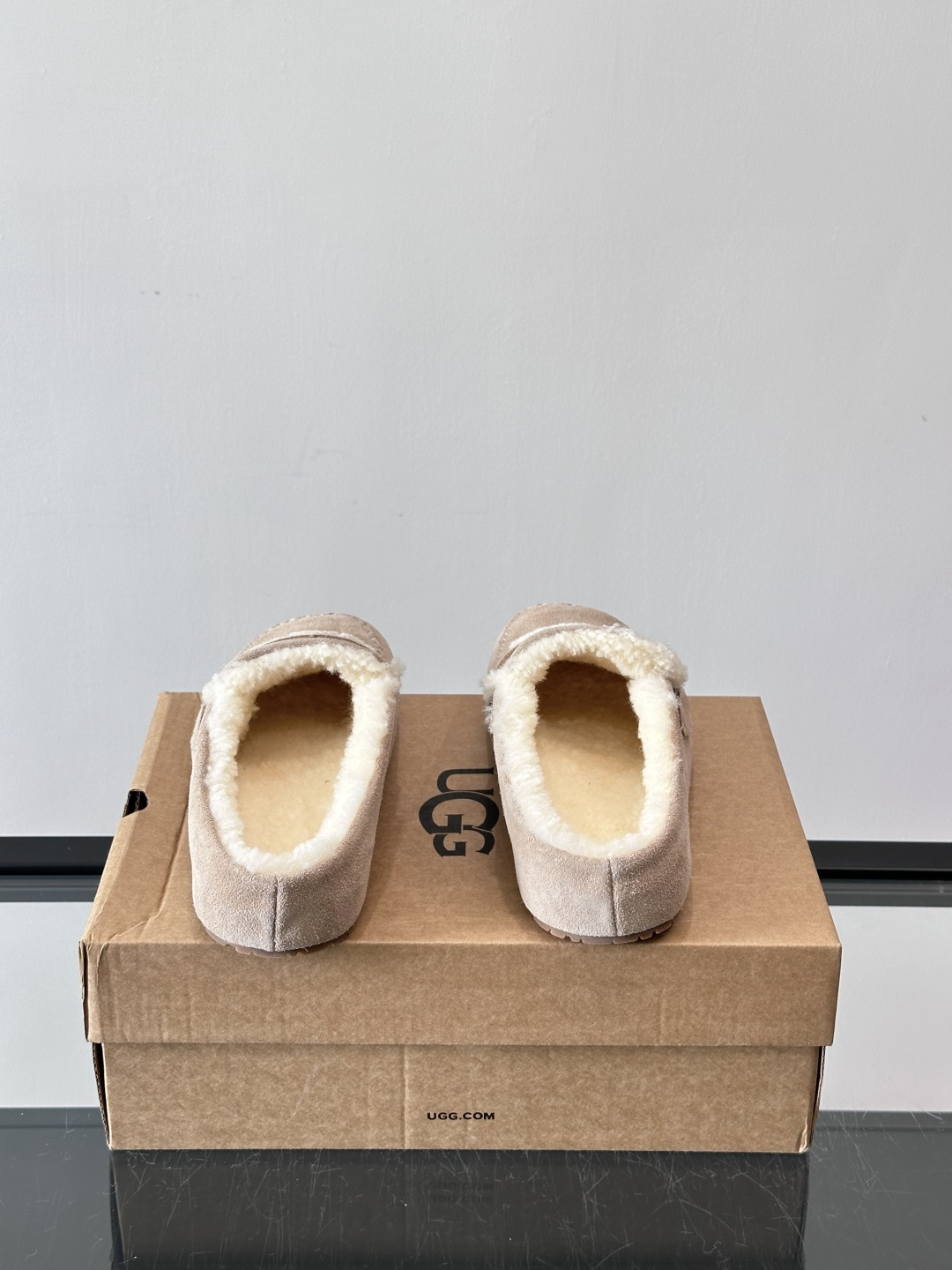 UGG 25澳洲版刺绣半拖鞋，沙色麂皮+毛茸茸刺绣Logo，细节满分✨。内里厚羊毛，保暖力超强，冬天穿超