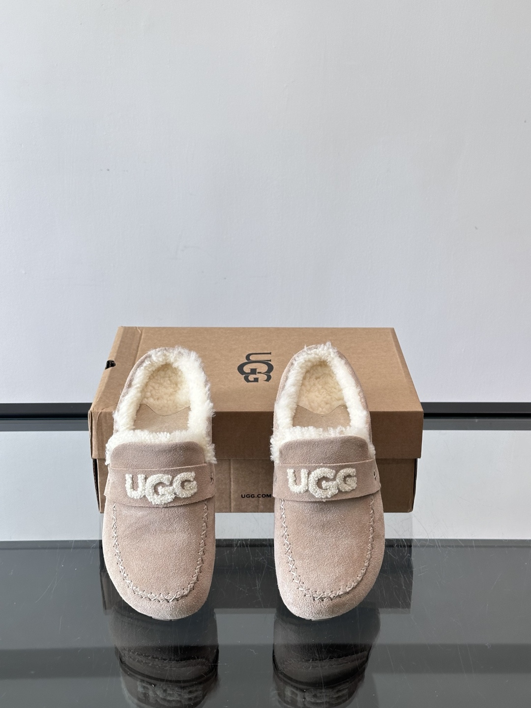 UGG 25澳洲版刺绣半拖鞋，沙色麂皮+毛茸茸刺绣Logo，细节满分✨。内里厚羊毛，保暖力超强，冬天穿超