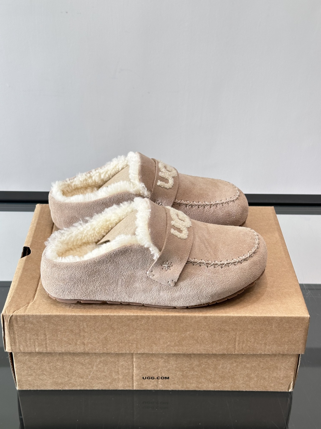 UGG 25澳洲版刺绣半拖鞋，沙色麂皮+毛茸茸刺绣Logo，细节满分✨。内里厚羊毛，保暖力超强，冬天穿超
