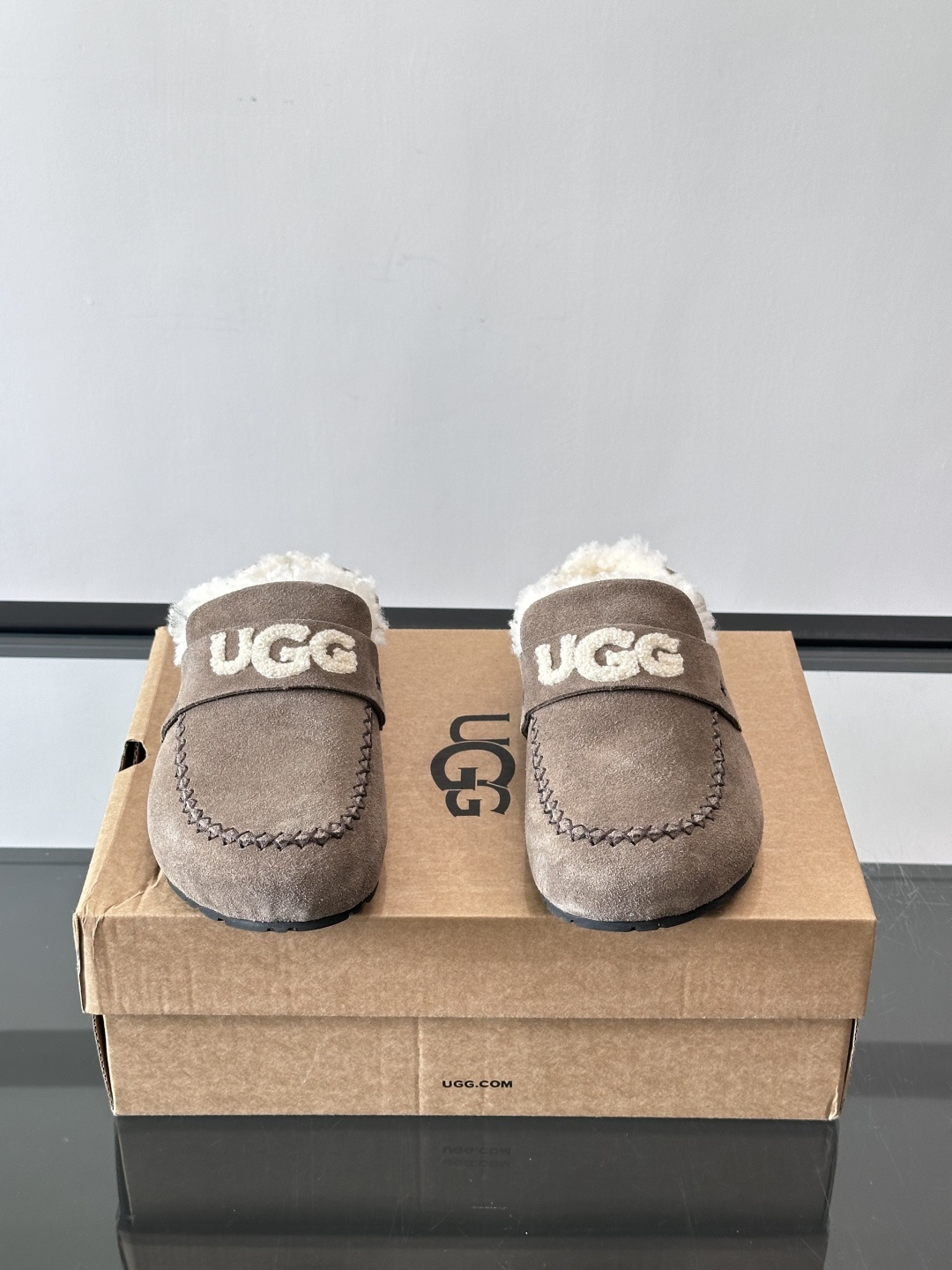 UGG 25澳洲版刺绣半拖鞋，沙色麂皮+毛茸茸刺绣Logo，细节满分✨。内里厚羊毛，保暖力超强，冬天穿超