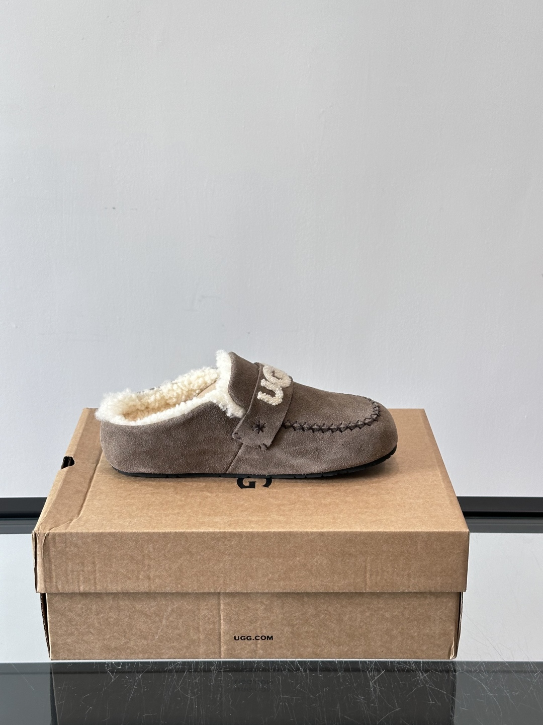UGG 25澳洲版刺绣半拖鞋，沙色麂皮+毛茸茸刺绣Logo，细节满分✨。内里厚羊毛，保暖力超强，冬天穿超