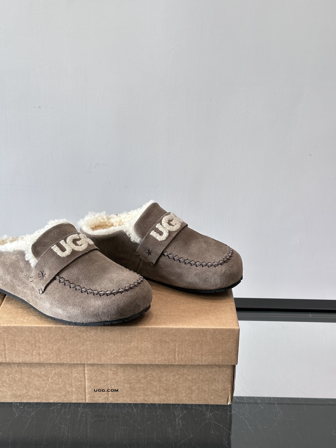 UGG 25澳洲版刺绣半拖鞋，沙色麂皮+毛茸茸刺绣Logo，细节满分✨。内里厚羊毛，保暖力超强，冬天穿超