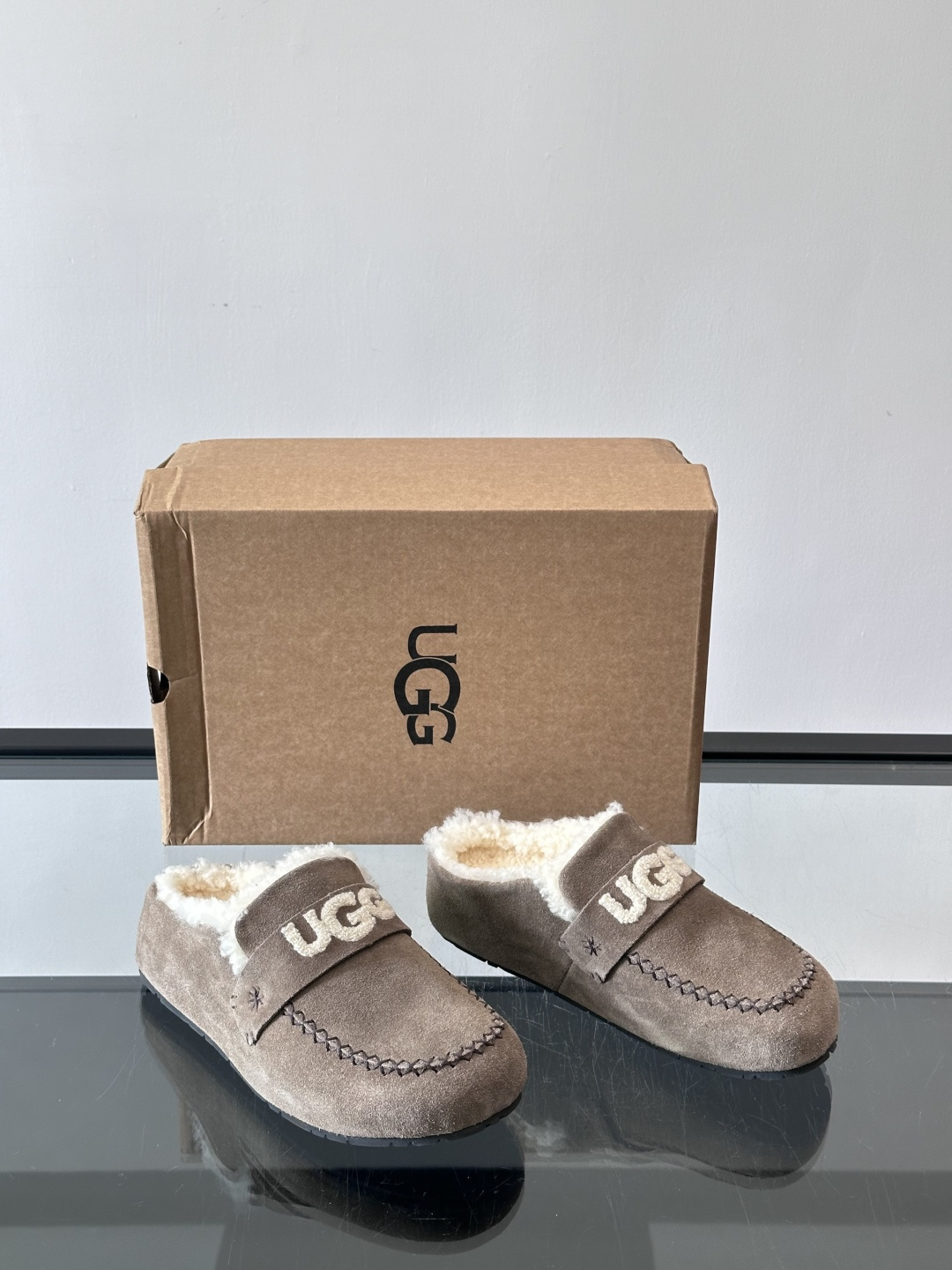 UGG 25澳洲版刺绣半拖鞋，沙色麂皮+毛茸茸刺绣Logo，细节满分✨。内里厚羊毛，保暖力超强，冬天穿超