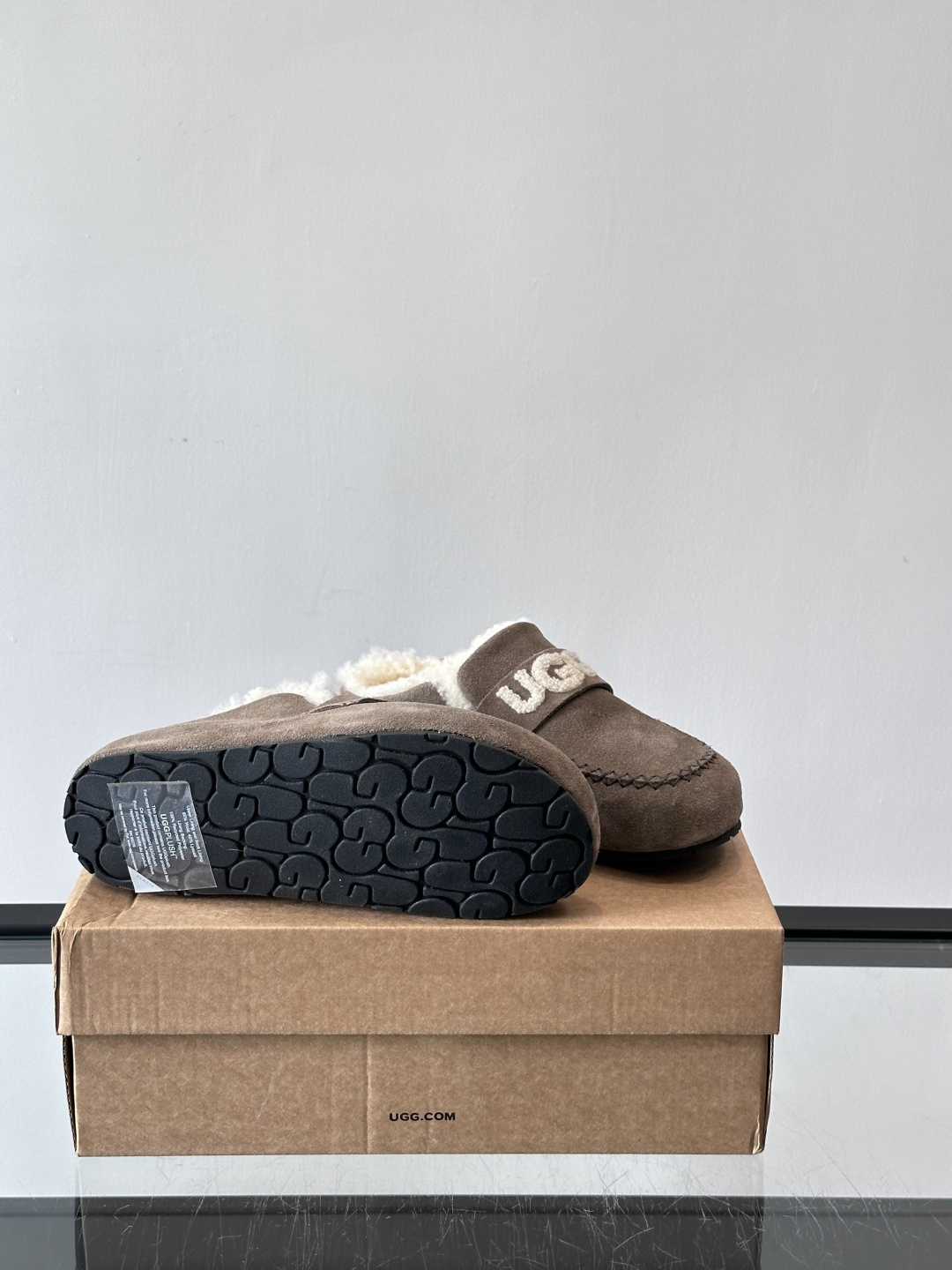 UGG 25澳洲版刺绣半拖鞋，沙色麂皮+毛茸茸刺绣Logo，细节满分✨。内里厚羊毛，保暖力超强，冬天穿超