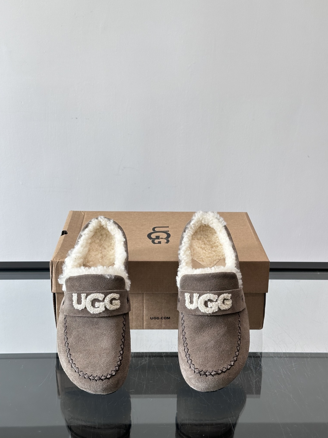 UGG 25澳洲版刺绣半拖鞋，沙色麂皮+毛茸茸刺绣Logo，细节满分✨。内里厚羊毛，保暖力超强，冬天穿超