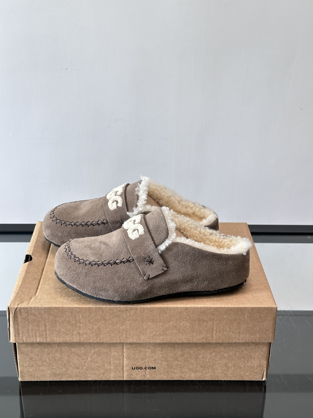 UGG 25澳洲版刺绣半拖鞋，沙色麂皮+毛茸茸刺绣Logo，细节满分✨。内里厚羊毛，保暖力超强，冬天穿超