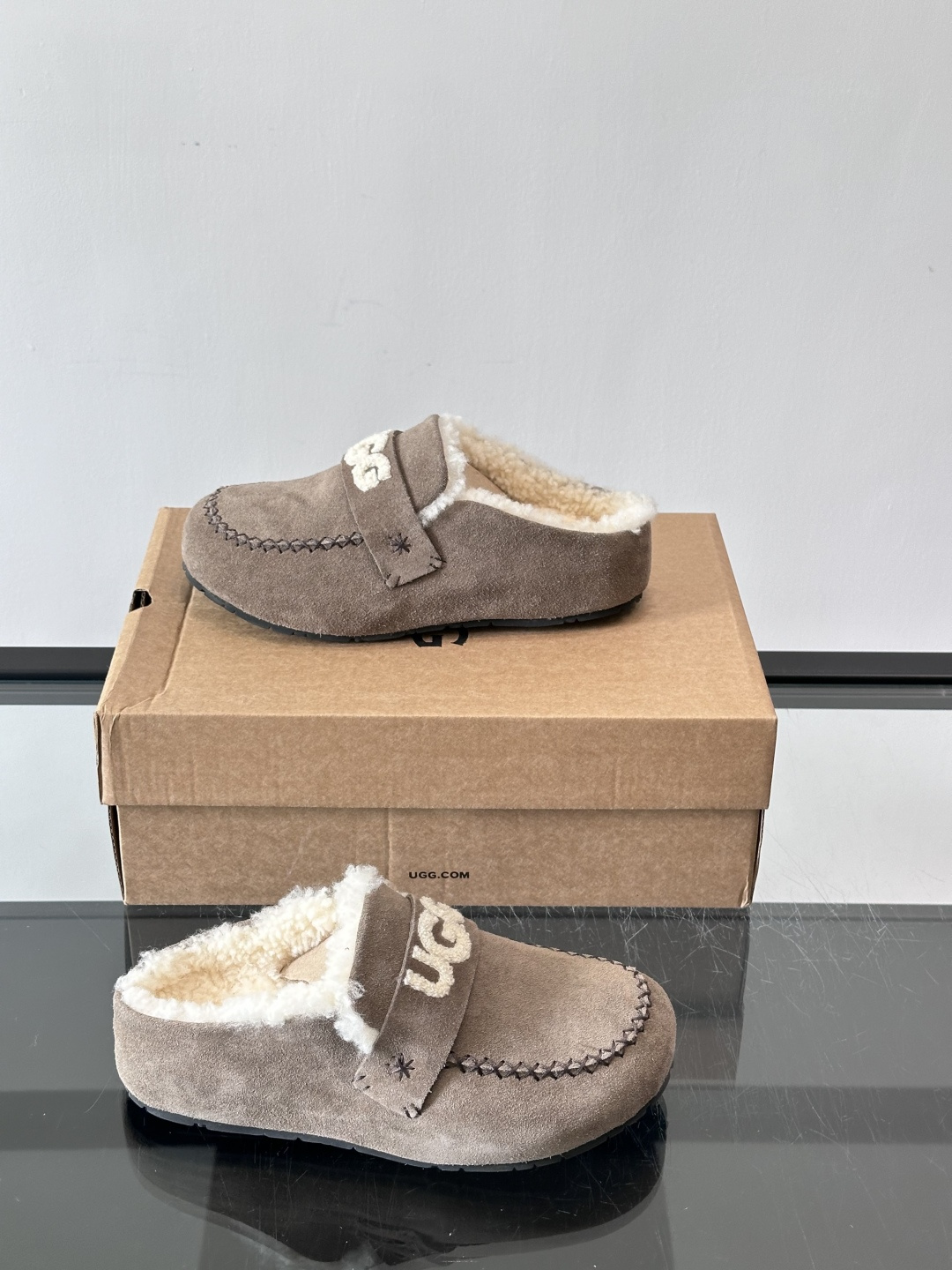 UGG 25澳洲版刺绣半拖鞋，沙色麂皮+毛茸茸刺绣Logo，细节满分✨。内里厚羊毛，保暖力超强，冬天穿超