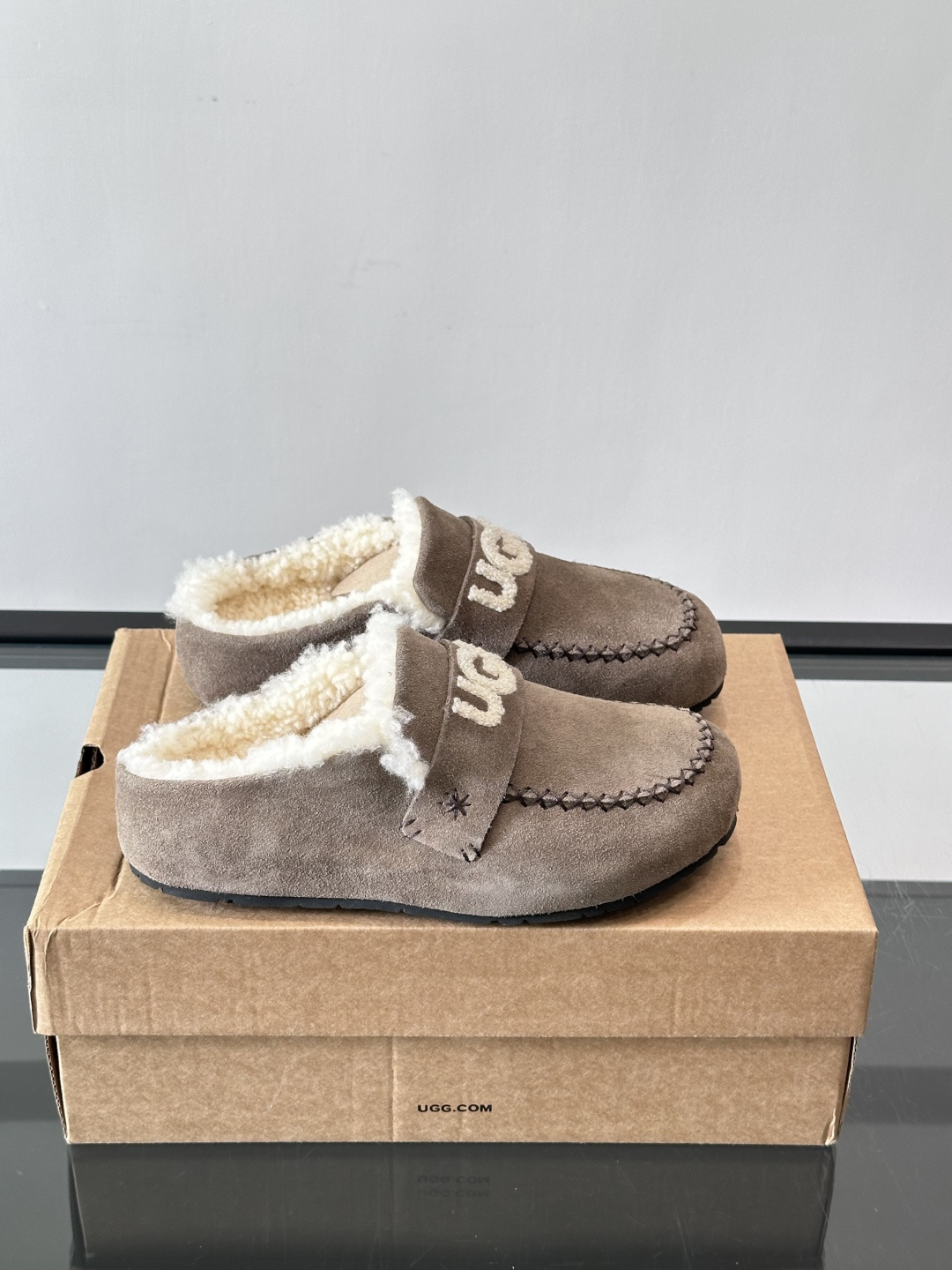 UGG 25澳洲版刺绣半拖鞋，沙色麂皮+毛茸茸刺绣Logo，细节满分✨。内里厚羊毛，保暖力超强，冬天穿超